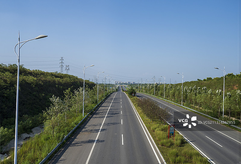 一条笔直的公路图片素材