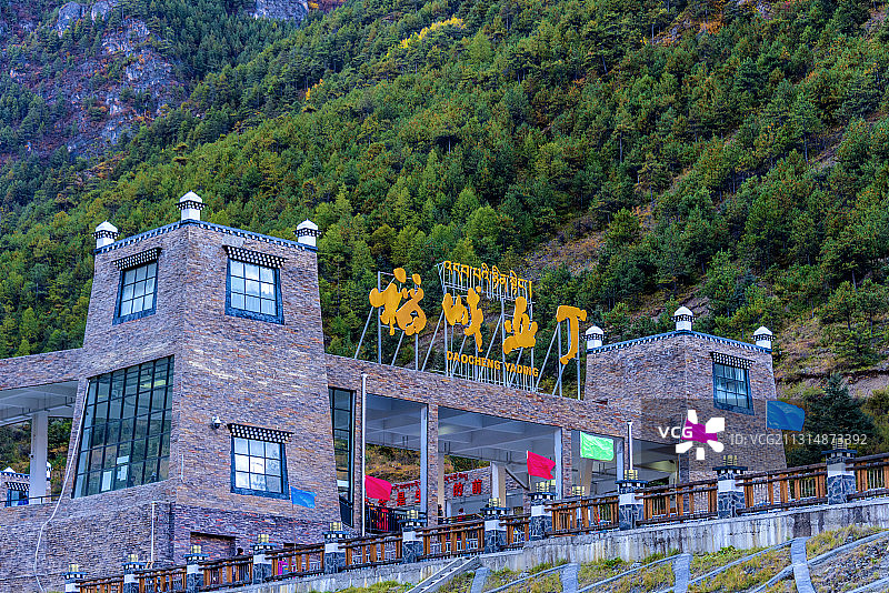 中国四川省甘孜州稻城亚丁风景区正门图片素材