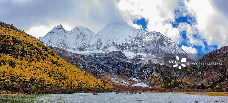 中国四川省甘孜州稻城亚丁央迈勇雪山图片素材