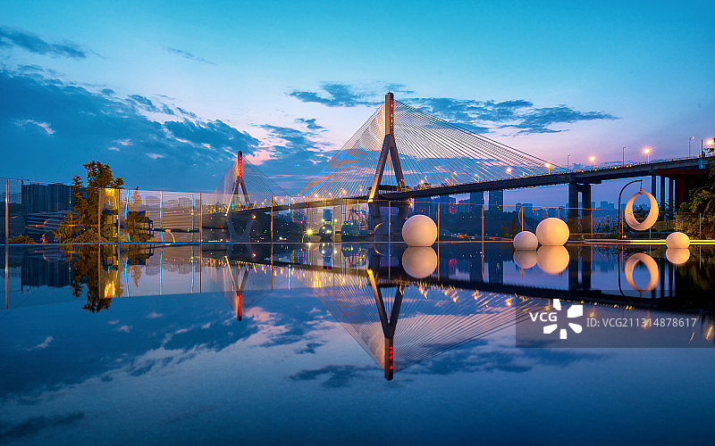 流云倒影桥浮水图片素材