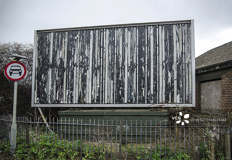 废弃建筑物旁的废弃广告牌图片素材