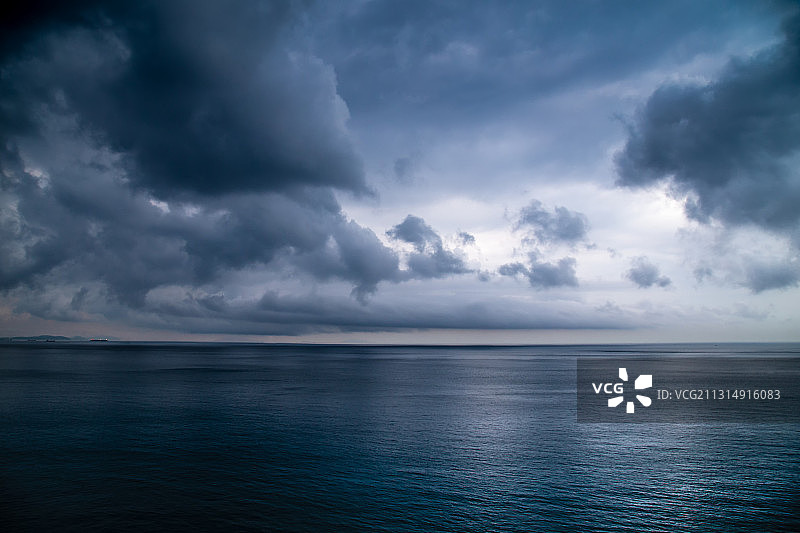 清晨多云的海面图片素材