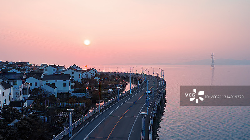 无人机拍摄夕阳下的跨海公路图片素材