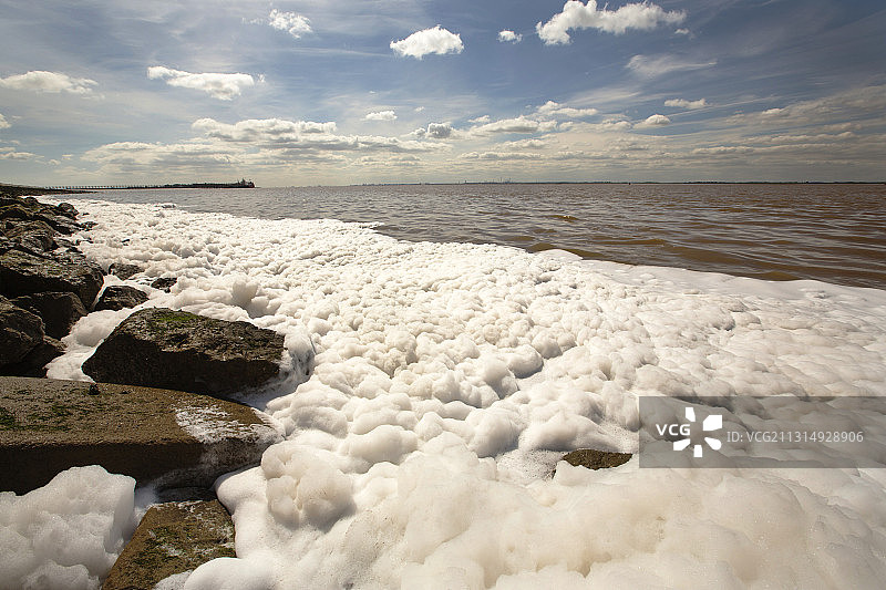 从赫尔的芬兰码头直接排入英国约克郡亨伯河口的污水图片素材