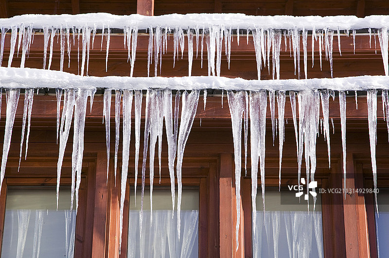 安道尔Soldeu el Tarter滑雪胜地小木屋屋檐上的冰柱图片素材