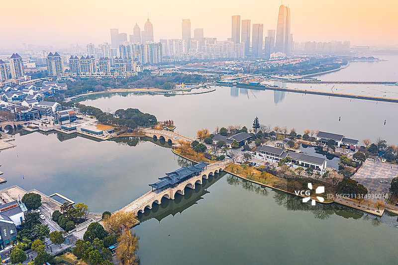 薄雾中的李公堤图片素材