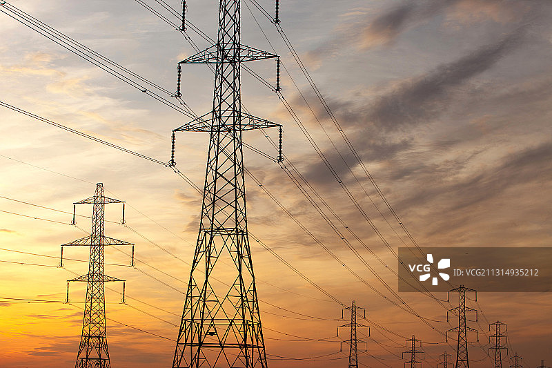 英国蒂赛德比灵厄姆的日落时分的电力线和电塔图片素材