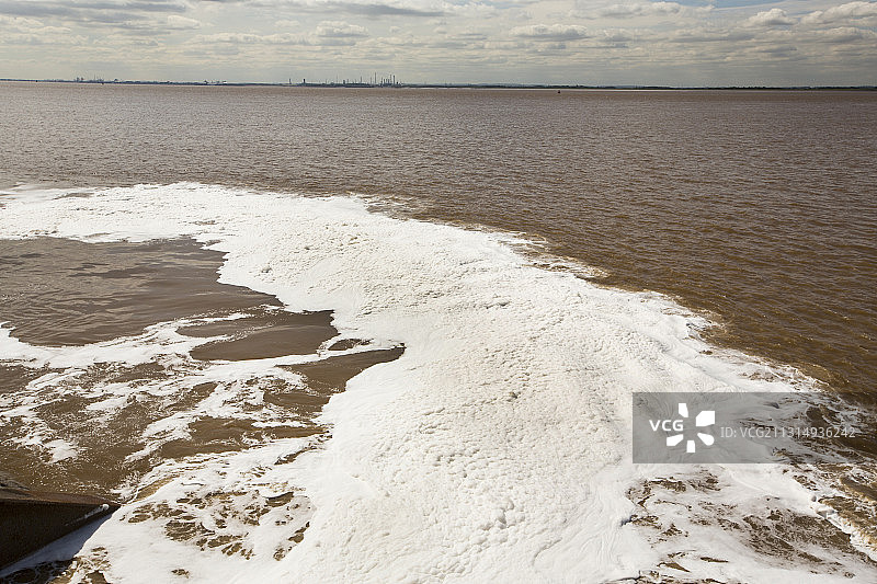 从赫尔的芬兰码头直接排入英国约克郡亨伯河口的污水图片素材