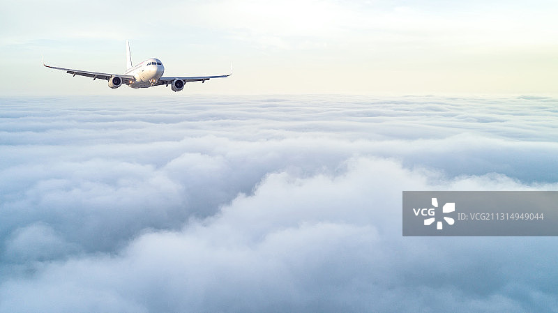 云层上空的飞机图片素材
