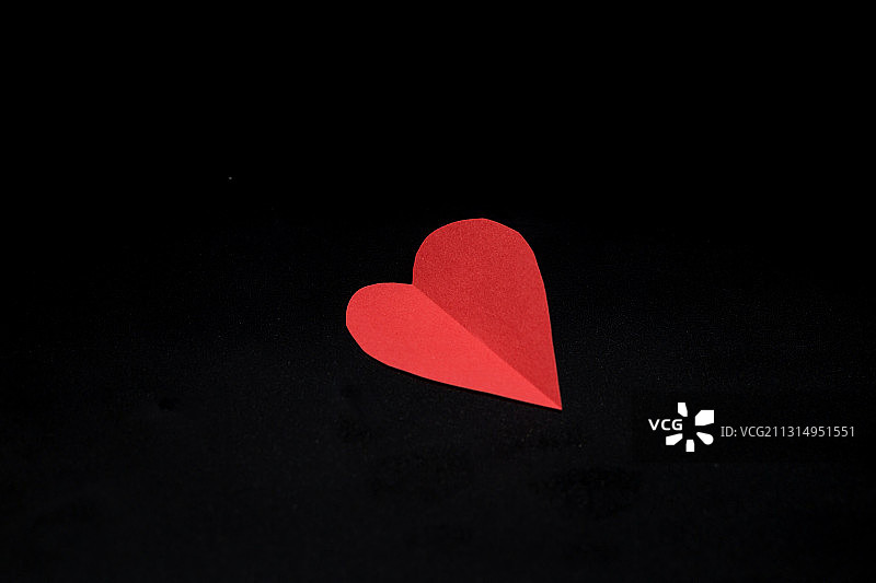 用剪刀剪成心形的纸片图片素材