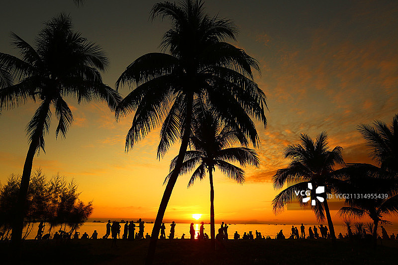 冬日傍晚，海南三亚市三亚湾海边夕阳余晖美不胜收图片素材