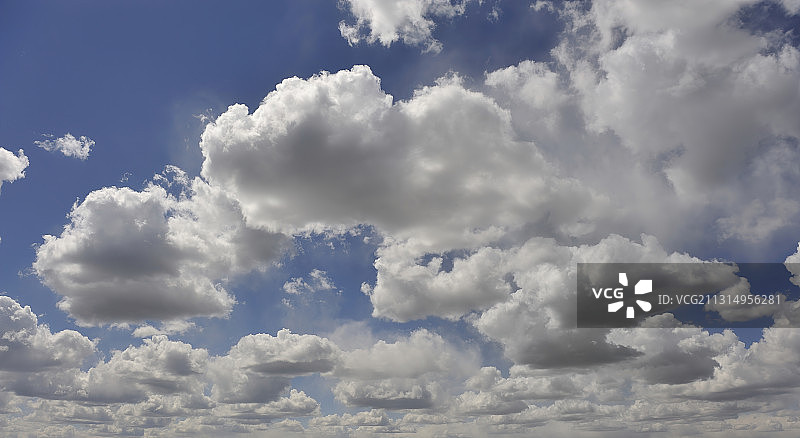 晴朗天空下蓝天白云的背景素材图片素材