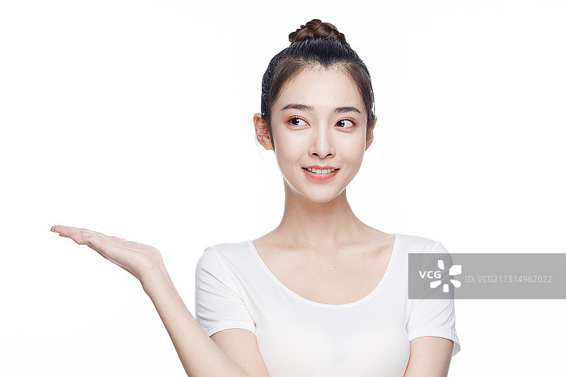 影棚拍摄年轻东方女性美容肖像图片素材