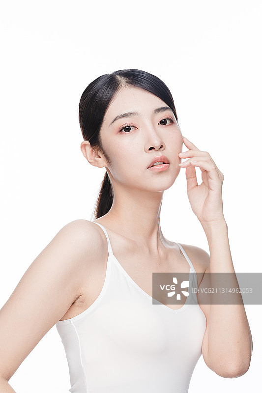 影棚拍摄年轻东方女性美容肖像图片素材