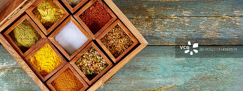 装满彩色香料粉末的木制托盘俯视图图片素材