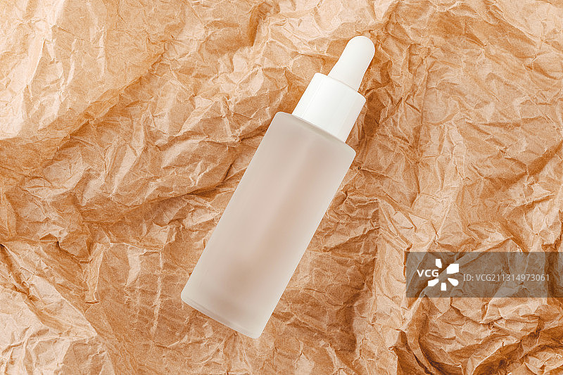 棕色纸上的皱纸特写图片素材