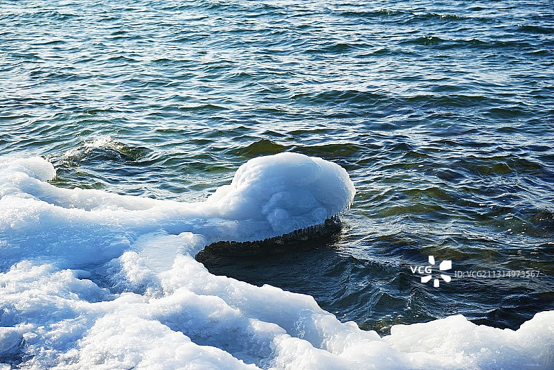 高角度俯瞰冰封的海面图片素材