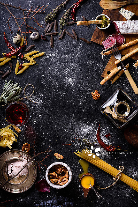 高角度视角：意大利面食材图片素材