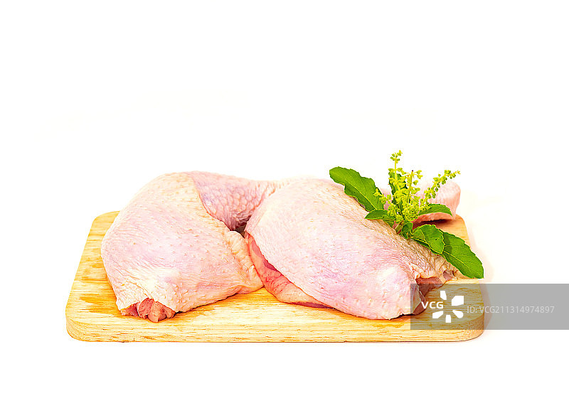 白色背景上砧板上的肉特写，泰国图片素材