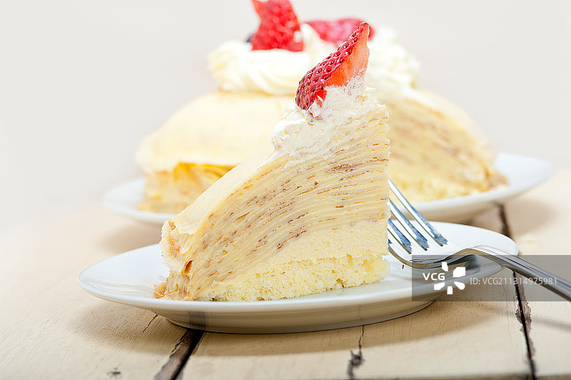 近距离观察餐盘上的甜点图片素材