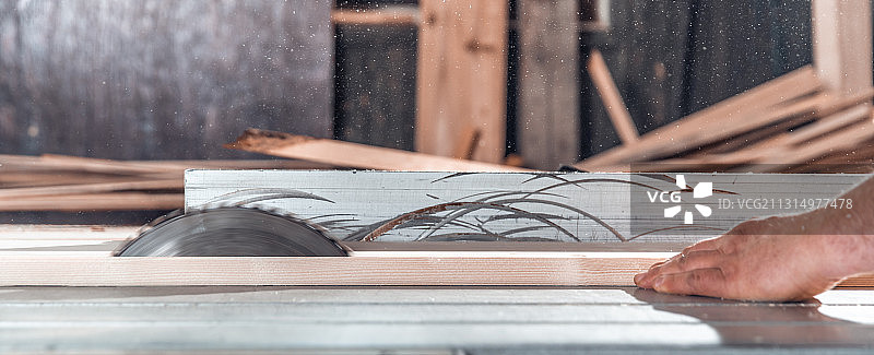 男人用台锯切割木材图片素材