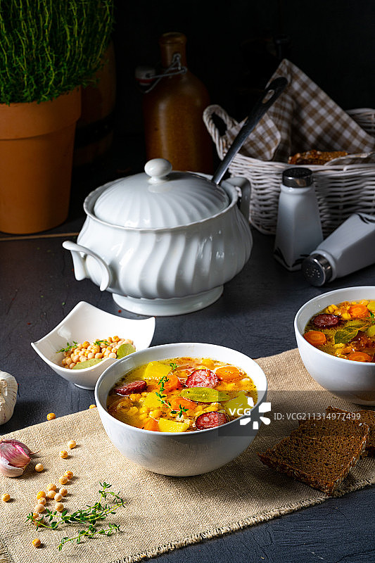 桌子上丰盛的豌豆汤高角度视图图片素材