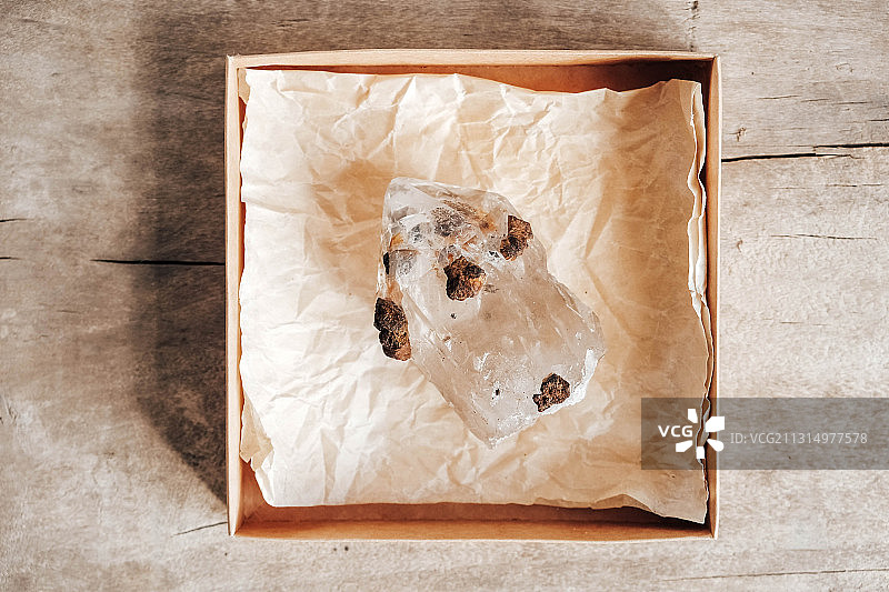 桌子上盒子里的石英晶体俯视图图片素材
