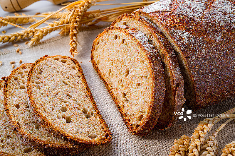 高角度的面包在桌子上图片素材