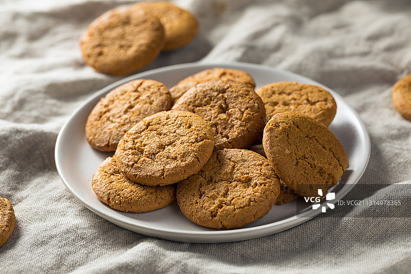 桌上盘中曲奇饼干特写图片素材