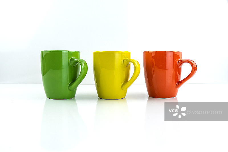 白色背景上的彩色杯子特写图片素材