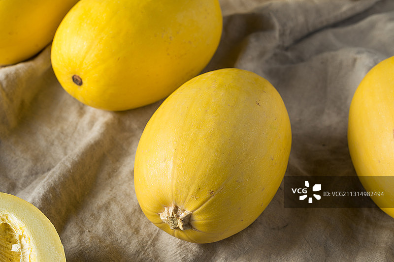 桌子上的黄色水果特写图片素材
