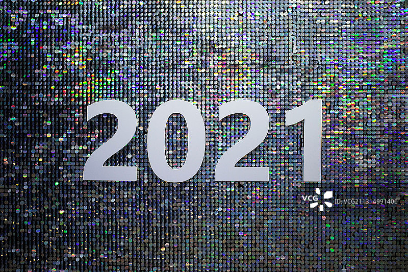 亮片背景装饰墙上的2021字样图片素材