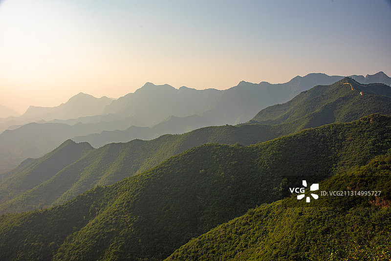 黄昏时分带有雾气若隐若现的山脉高视角（中国传统山水墨画）图片素材