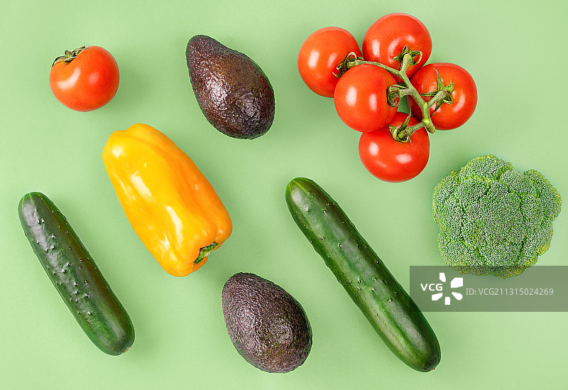 绿色背景上的蔬菜俯拍图片素材