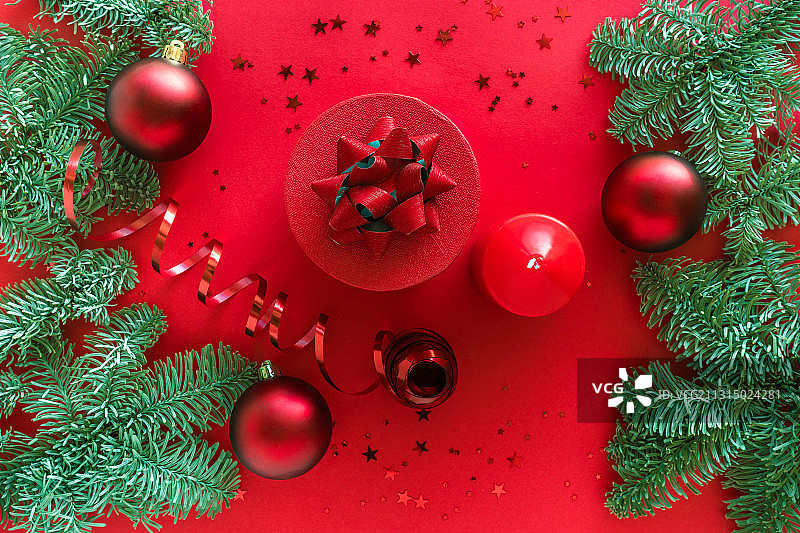 红色背景下的圣诞装饰品特写图片素材