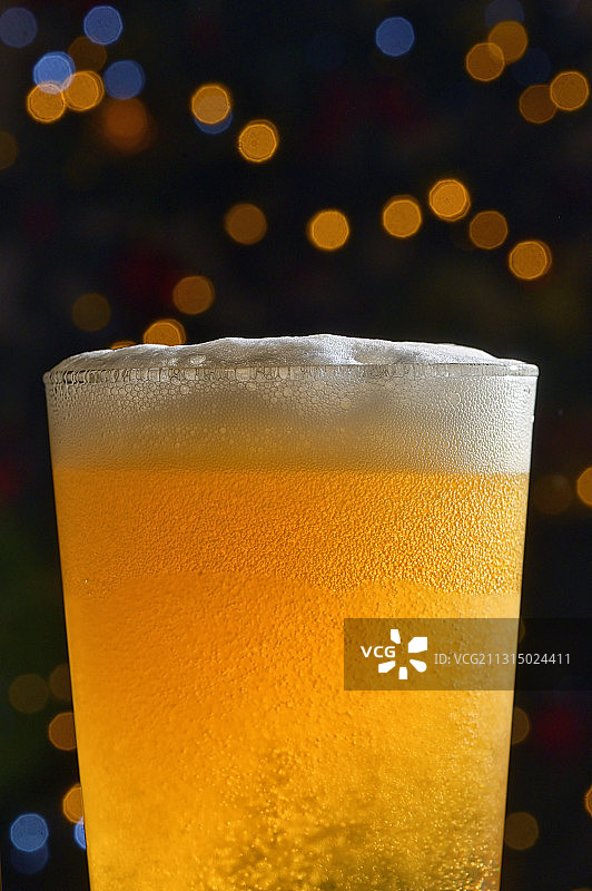 啤酒杯在灯光下的特写图片素材