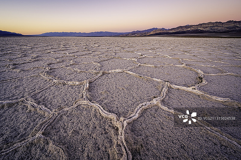 日落时分死亡谷国家公园的沙漠风光，美国图片素材