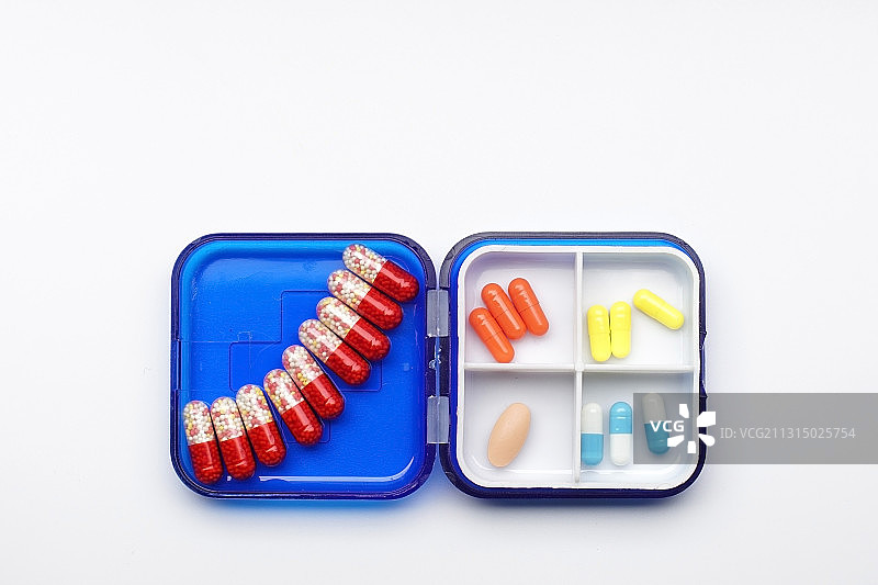 药盒中各种药丸的俯视图图片素材