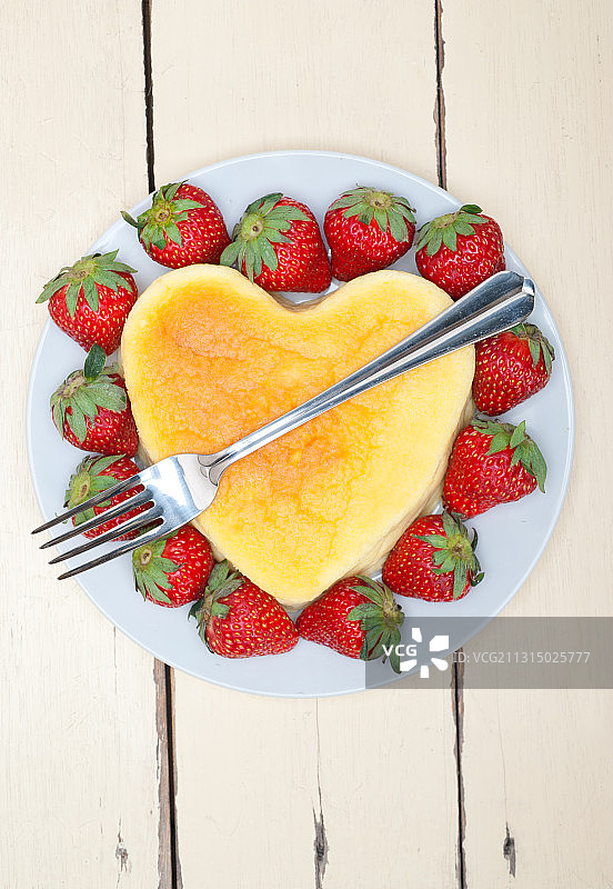 桌上盘中甜点俯视图图片素材