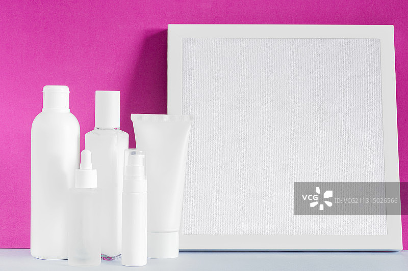 粉色背景下的瓶子特写图片素材