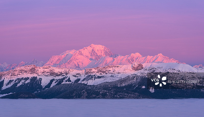 法国蒙勒瓦尔日出时分的雪山美景图片素材