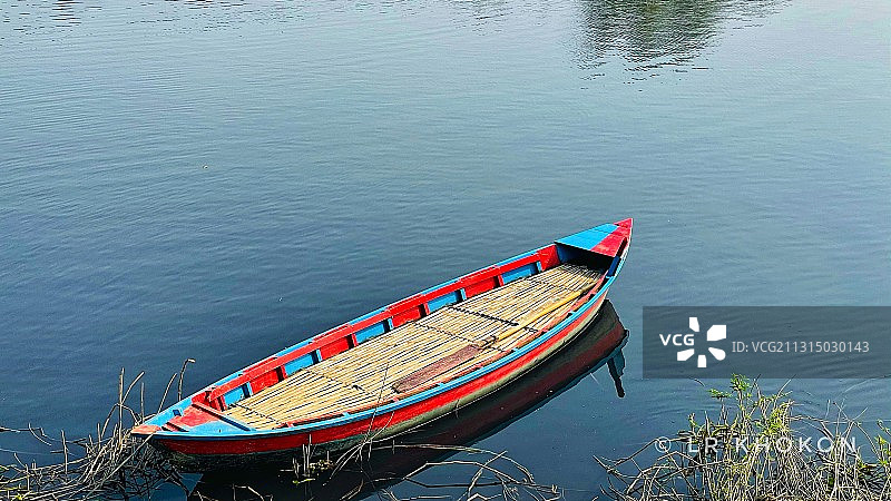 湖中停泊的船只的高角度视图图片素材