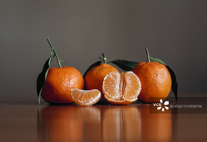 桌子上的橙子特写图片素材