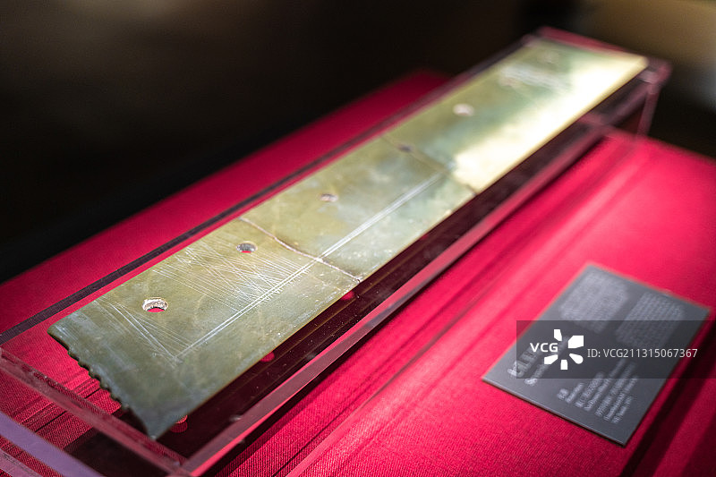 河南洛阳二里头夏都遗址博物馆馆藏精品七孔玉刀图片素材