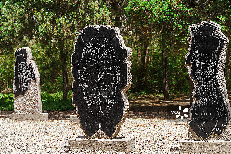 河南安阳殷墟遗址内的甲骨文石碑图片素材