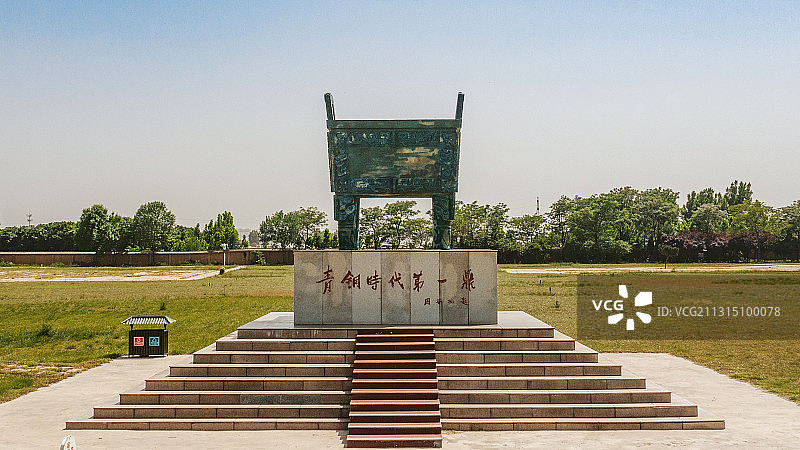 河南安阳殷墟王陵遗址航拍内的司母戊方鼎模型图片素材