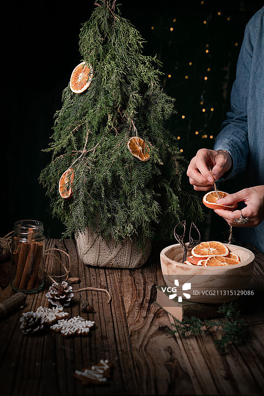 用橙子干装点的圣诞树图片素材