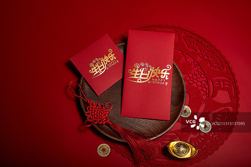 摆在盘子上的红包图片素材