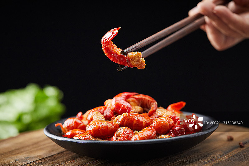 筷子夹麻辣小龙虾图片素材