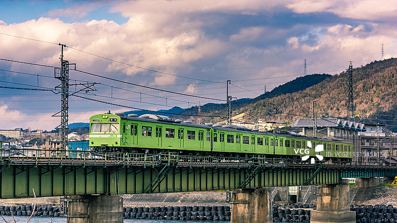 抹茶色103系电车与宇治川桥图片素材
